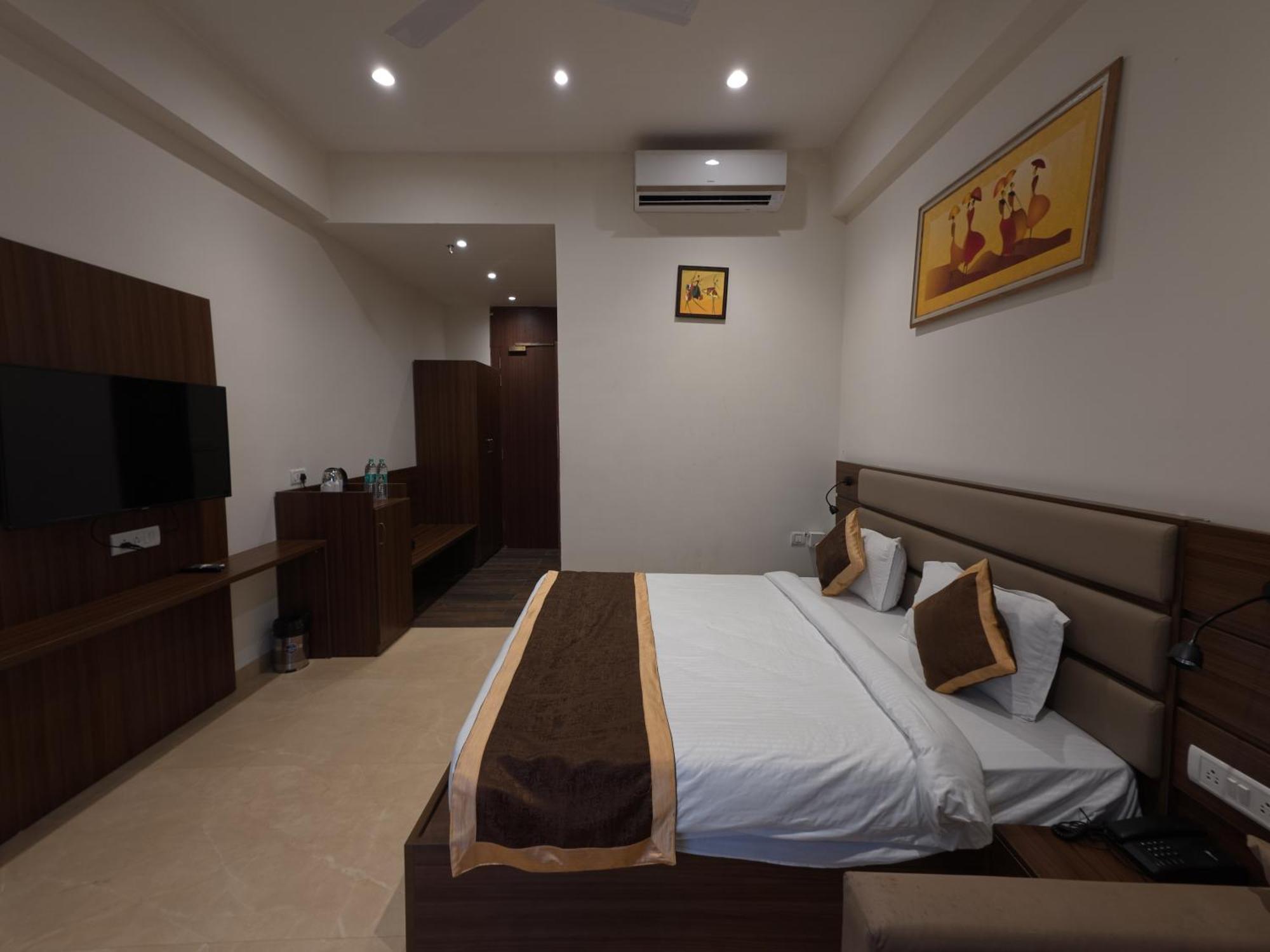 Neelam Orchid Hotel Kanpur Exterior photo